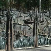 Ворота с барельефом птиц,животных,людей, в Белореченске