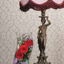 Розы алые натуральные в герметичной вазе, в Москве