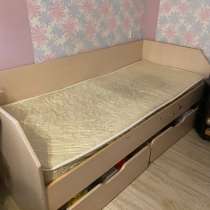 Продам срочно две кровати полуторка с матрасами очень дёшев, в Москве