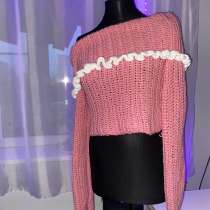 Свитер с опущенными плечами и рюшами, в Москве