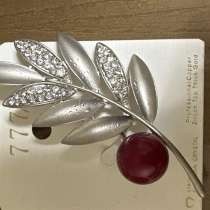 Брошь, в Москве