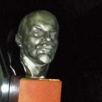 Бюст В. И. Ленина, на постаменте Скульптор  , в Москве