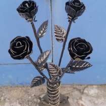 Розы из металла на кладбище, в Воронеже
