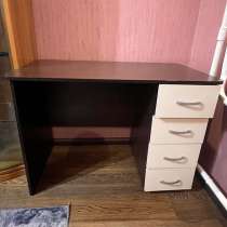 Эта новая кровать не имеет выдвижных ящиков, она двухъярусна, в Москве