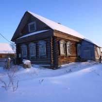 Крепкий бревенчатый дом в тихой деревне, в Москве