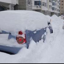 Снегоуборка, откапываю машины от снега, в Москве
