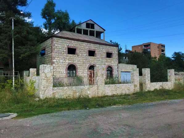 Երկու հարկանի քարե տուն Գետափնյա փողոցում Դիլիջանում в фото 10