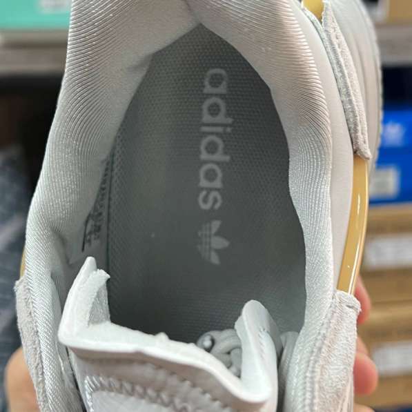 Кроссовки adidas, белые в Москве фото 5