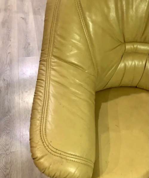 Кожаное кресло горчичного цвета