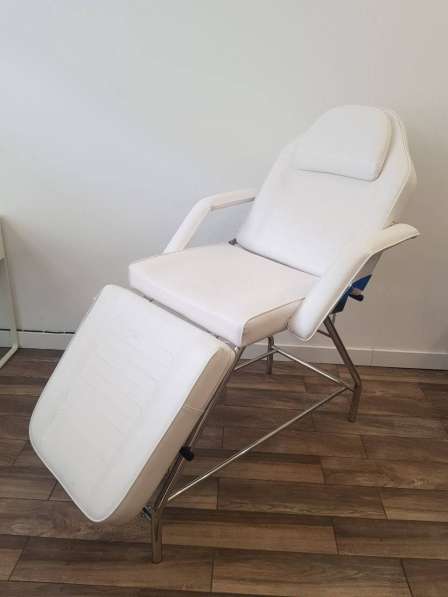 Regulowany fotel kosmetyczny biały