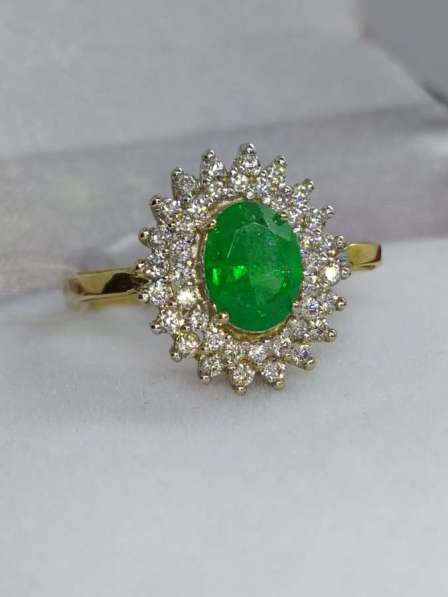 Золотое кольцо с бриллиантами и изумрудом в Крымске фото 4