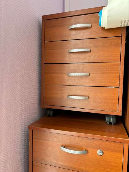 Офисная мебель бу (столы, тумбы, шкаф) в Москве фото 4