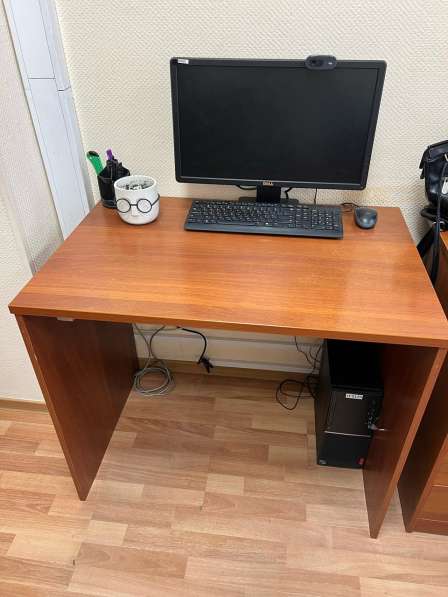 Офисная мебель бу (столы, тумбы, шкаф)