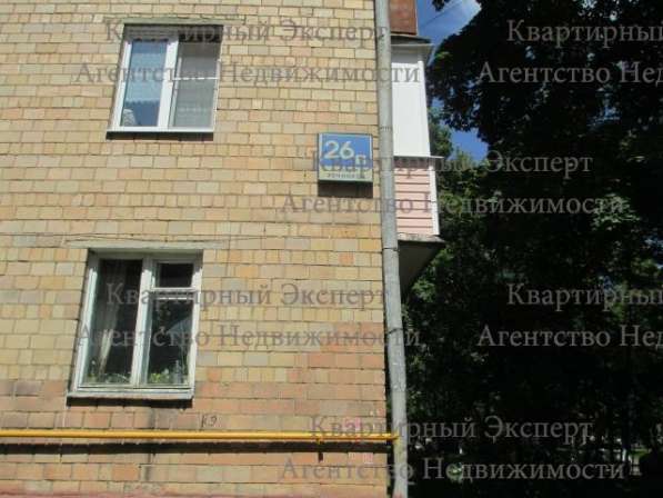 Продам двухкомнатную квартиру в Москве. Этаж 2. Дом кирпичный. Есть балкон.