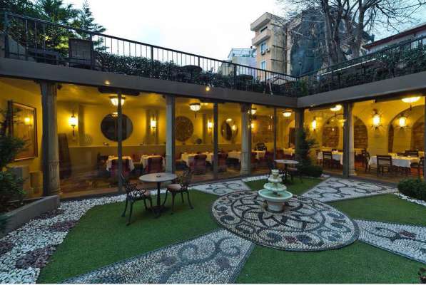 Действующий четыре звёздочный отель в самом сердце Стамбула в фото 3