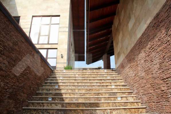 Лестницы и ступени из мрамора, гранита, травертина в Сочи