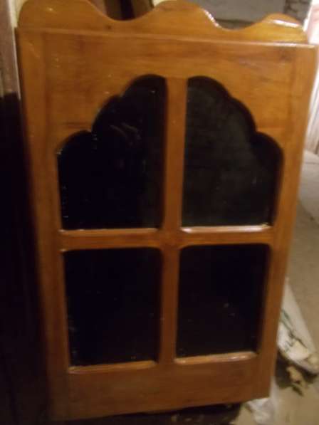 Старинный подвесной шкафчик-буфет