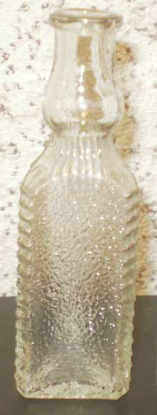 Старинный уксусный пузырёк и граненая бутылка