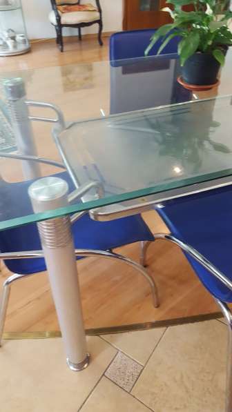 Продам кухонный стеклянный стол с 6 стульями современного ди в 