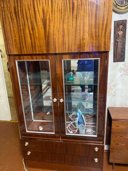 Отдам стенку полированную темно-коричневую 4 секции в Челябинске