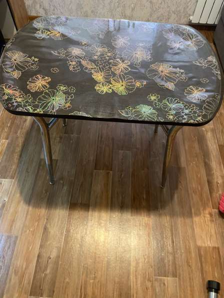 Продам кухонный стол в Новосибирске