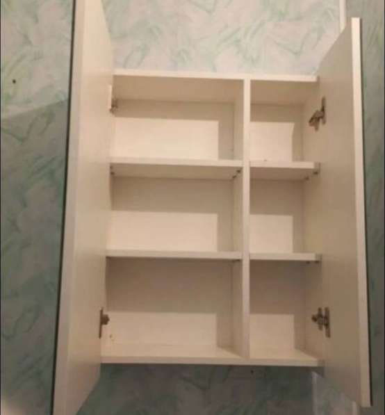 Шкаф в ванную комнату с полками и зеркалом в Ижевске фото 3