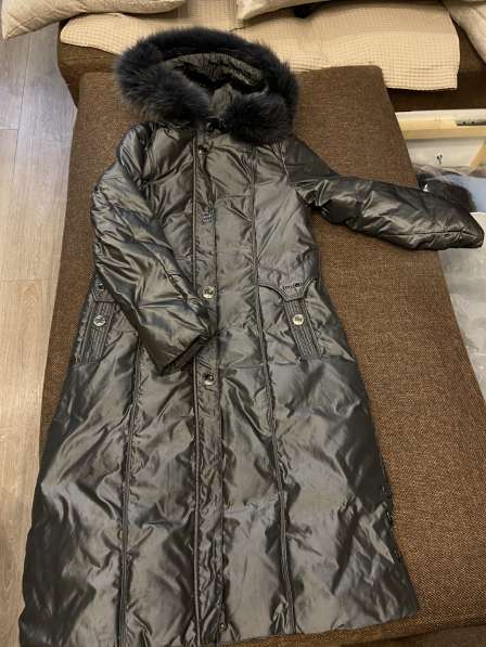 Пальто пуховое 46 размер с капюшоном, отсроченным натуральы