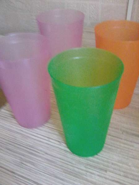 Продаются пластиковые цветные стаканчики