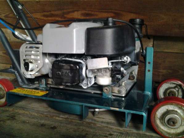 Ледоподрезная машинка для ледовых полей в Москве фото 9