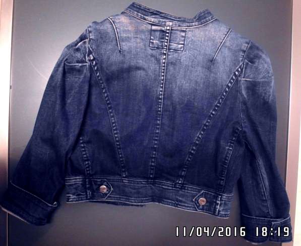 Продам модную джинсовую курточку р-р 42-44 для девушки в Омске