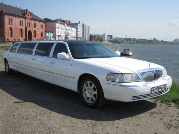 Прокат лимузина Lincoln Town Car Executive (белый) в Томске фото 6