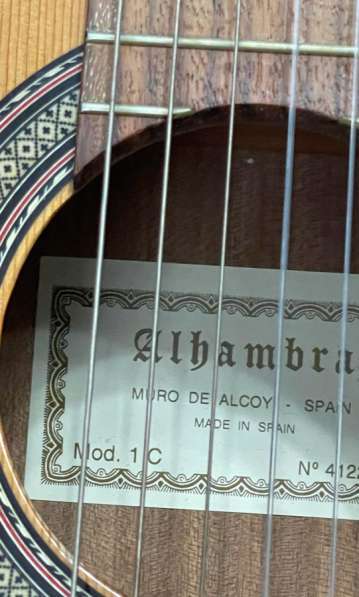 Акустическая гитара Alhambra в Москве