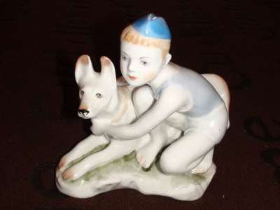 Скульптура "Мальчик с собакой"