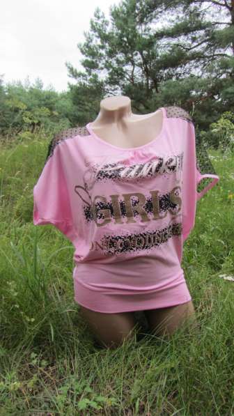 Розовая женская футболка с надписями