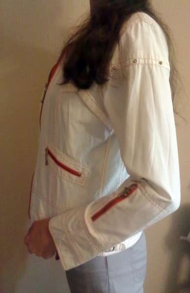 Курточка ветровка белая с оранжевыми вставками и стразами, р в фото 7