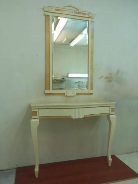 Консольный столик с зеркалом