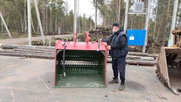 Просеивающий ковш валкового типа