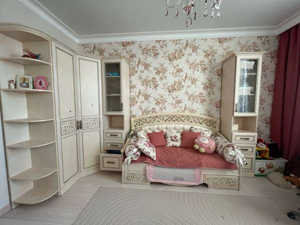 Набор красивой мебели шкафы+диван