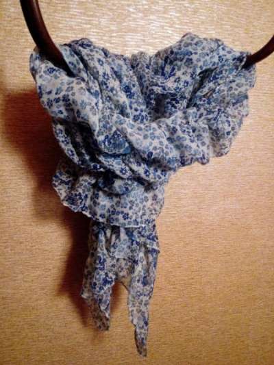 шарф в голубой цветочек