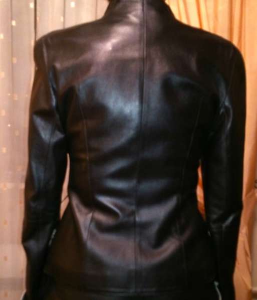 Куртка кожаная, черного цвета, с белым воротником и манжетам
