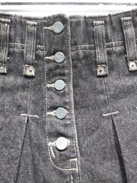 Новая черная фирменная джинсовая юбка со складками 30 размер