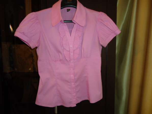 Блузка ярко-розовая