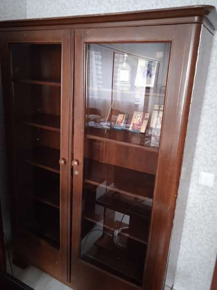 Продам деревянный книжный шкаф