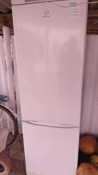 Продам Холодильник БУ Indesit