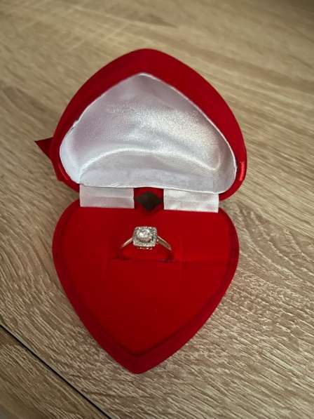 Золотое кольцо с бриллиантом в Казани