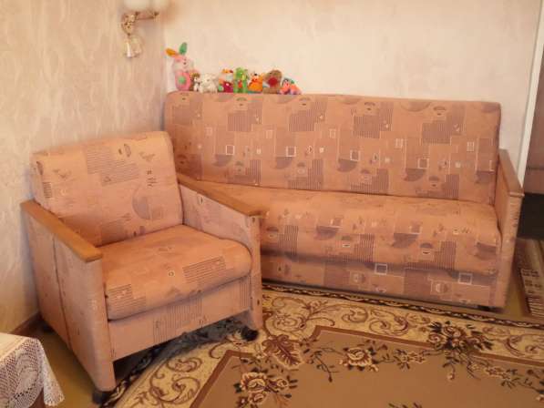 Продам мягкую мебель: диван, 2 кресла и журнальный столик в Бийске