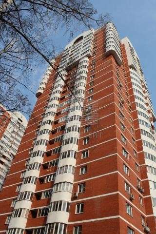 Продам двухкомнатную квартиру в Москве. Жилая площадь 49 кв.м. Этаж 10. Есть балкон.
