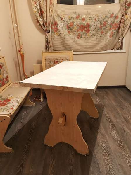 Кухонный уголок: стол и 2 сидения-лавки с ящиками (б/у) в Красноярске