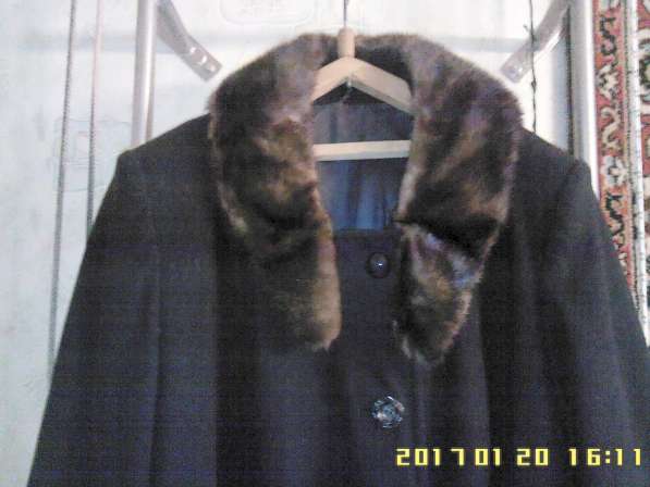 Продаю женское пальто в Феодосии