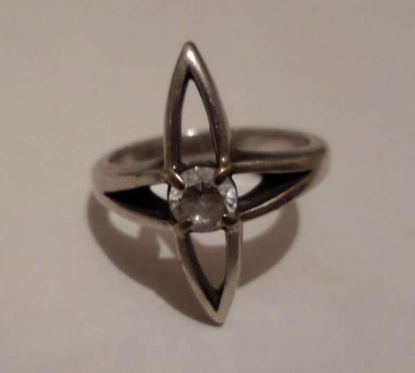 Серебряное кольцо с фионитом в Москве